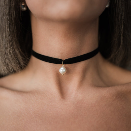 Černý sametový choker náhrdelník s pravou sladkovodní Edison perlou ve tvaru kapky a detaily z chirurgické oceli