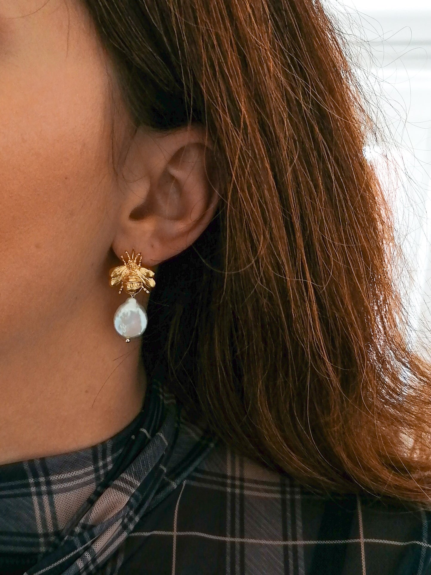 Bumblebee pearl earrings - silver