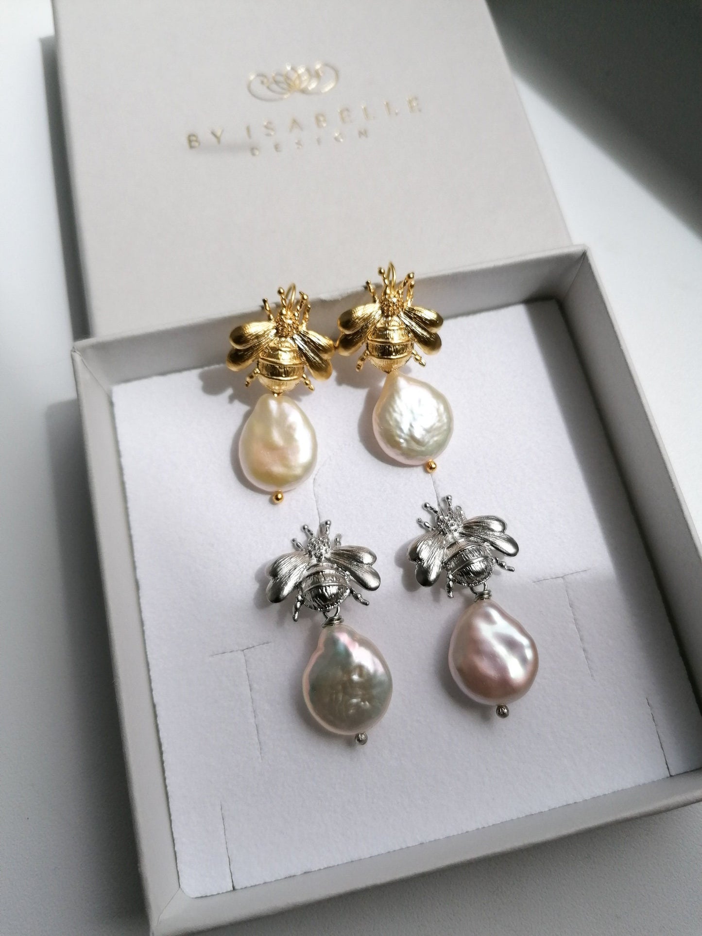 Bumblebee pearl earrings - silver