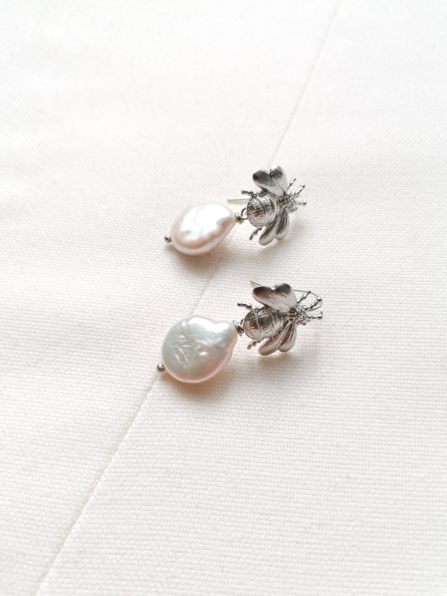 Bumblebee pearl earrings - silver